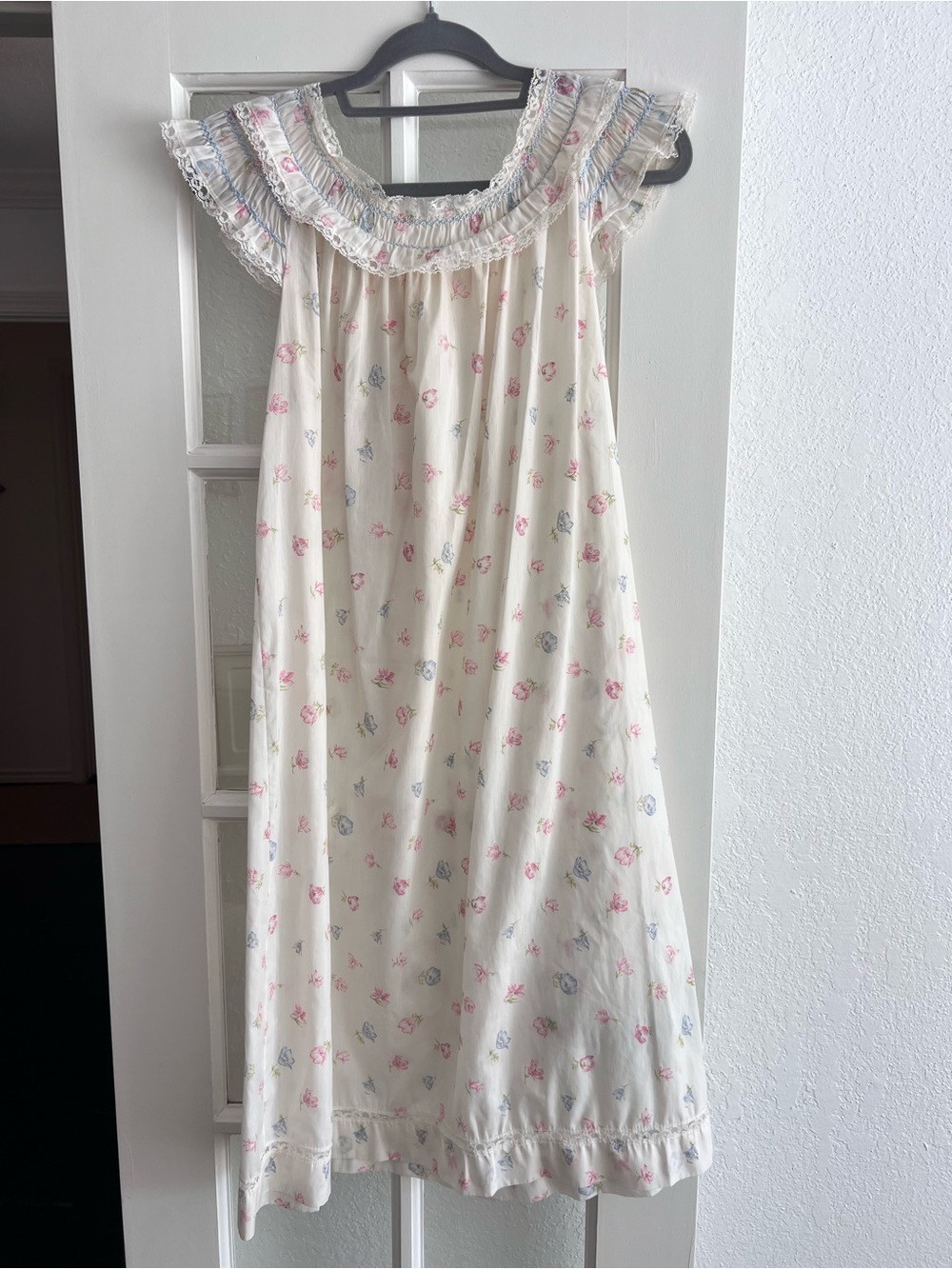 Vintage Women’s Cream Floral Ruffle Nightgown